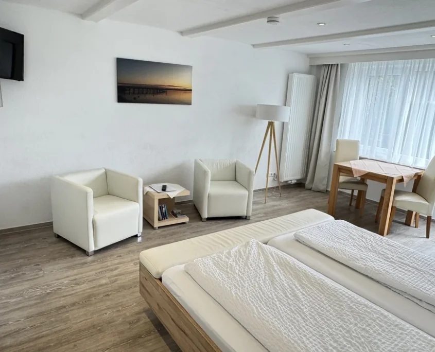 FewoA - Wohnzimmer mit TV