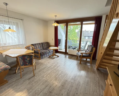 FewoF - Wohnzimmer mit Treppe zum oberen Schlafzimmer