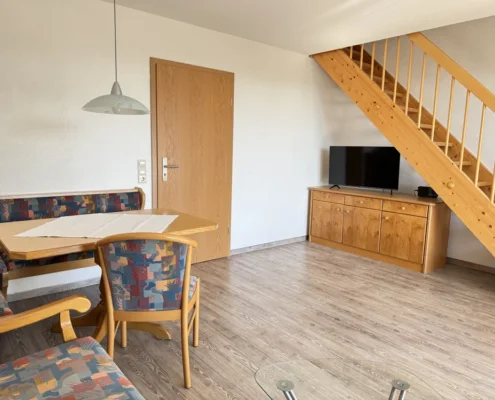 FewoG - Wohnzimmer mit Treppe zum Schlafzimmer