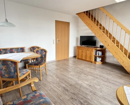 FewoH - Wohnzimmer mit Treppe zum Schlafzimmer