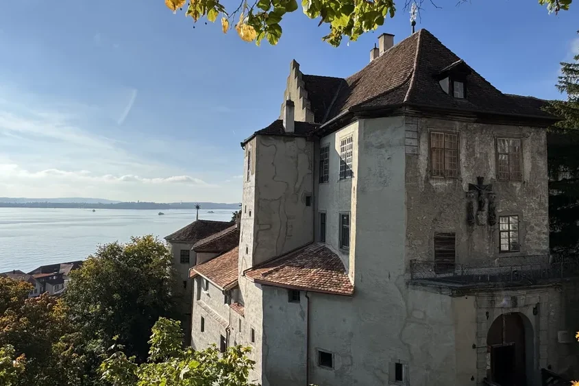 Burg Meersburg mit Blick auf den Bodensee